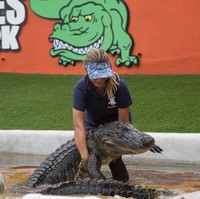 Gabby yang kini berusia 22 tahun pindah dari New York ke Florida demi mengejar passionya ‘bergaul’ bersama buaya. Dia mengaku sudah jatuh cinta dengan hewan tersebut sejak remaja. Foto: Instagram @ gabbynikolle