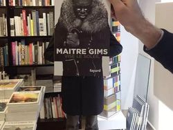 Kreatif! Ketika Wajah Menyatu dengan Sampul Buku