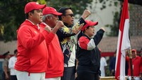 Tak sendiri, Jokowi juga didampingi oleh Menteri Koordinator bidang Pembangunan Manusia dan Kebudayaan Puan Maharani, Menteri Pemuda dan Olahraga Imam Nahrawi, Menteri Pekerjaan Umum dan Perumahan Rakyat Basuki Hadimulyono dan Ketua Inasgoc Erick Thohir.
