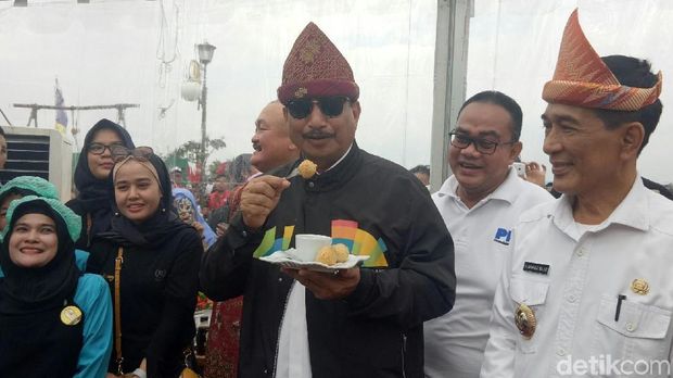 Menteri Pariwisata Arief Yahya saat mencoba pempek di Palembang