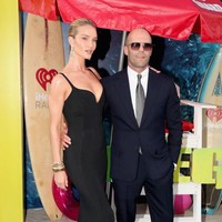 Rosie tampil memukau dengan gaun hitam Stella McCartney dengan garis leher bergaya hati yang mempertegas keseksiannya. Sementara itu, Jason tampak gagah berbalut setelan hitam. (Foto: Getty Images)