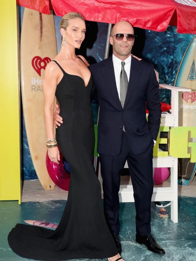 Rosie tampil memukau dengan gaun hitam Stella McCartney dengan garis leher bergaya hati yang mempertegas keseksiannya. Sementara itu, Jason tampak gagah berbalut setelan hitam. (Foto: Getty Images)