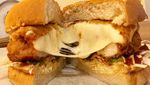Mantap! 10 Cheeseburger dengan Lelehan Keju Mulur Ini Bikin Ngiler