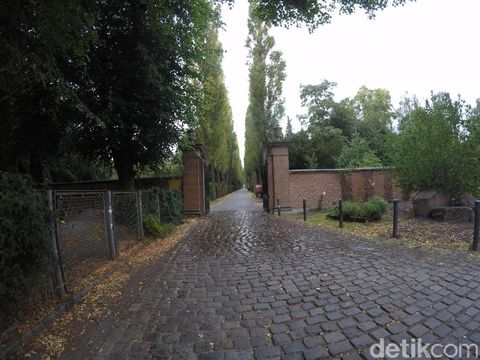 Area makam Assistens Cemetery yang rindang dan asri.