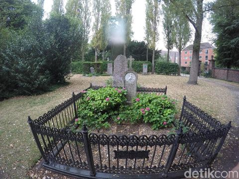 Seperti makam pada umumnya, ada banyak nisan tua di kuburan ini.