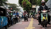 Tak hanya melintas, ada pula beberapa motor yang parkir di trotoar.
