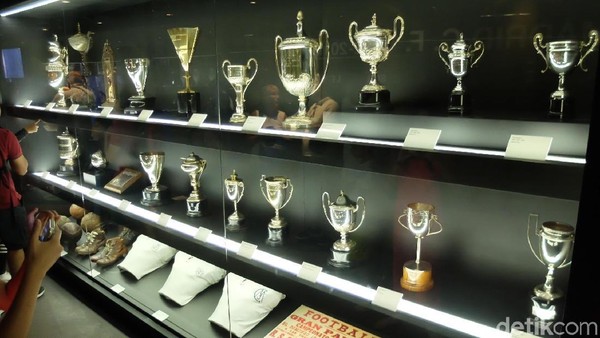 Tur berlanjut ke galeri prestasi Real Madrid dari masa ke masa selepas dari tribun tertinggi stadion. Berbagai piala yang pernah diraih Real Madrid dipamerkan (Dhani Irawan/detikTravel) Tur berlanjut ke galeri prestasi Real Madrid dari masa ke masa selepas dari tribun tertinggi stadion. Berbagai piala yang pernah diraih Real Madrid dipamerkan (Dhani Irawan/detikTravel)