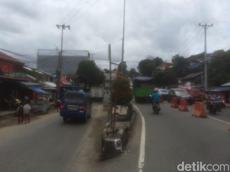 Panser Terguling di Jl Sudirman Ambon Sudah Dievakuasi Panser Terguling di Jl Sudirman Ambon Sudah Dievakuasi