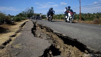 Terlihat kondisi aspal rusak hingga terbelah.