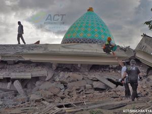 Suara Lirih dan Batuk di Balik Runtuhan Masjid di Lombok
