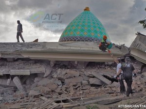 Suara Lirih dan Batuk di Balik Runtuhan Masjid di Lombok