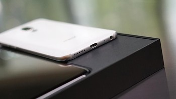 Meizu masih memiliki jack audio 3,5 mm yang ditemani oleh port USB Type C. Foto: Sina Mobile