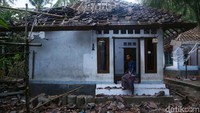 Sebuah mushola rusak akibat gempa.