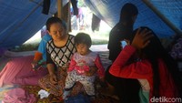 Mereka masih bertahan di pengungsian karena khawatir gempa susulan.
