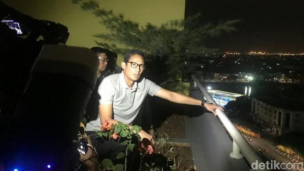 Di sela meninjau Wisma Atlet, Sandi mengucapkan, 