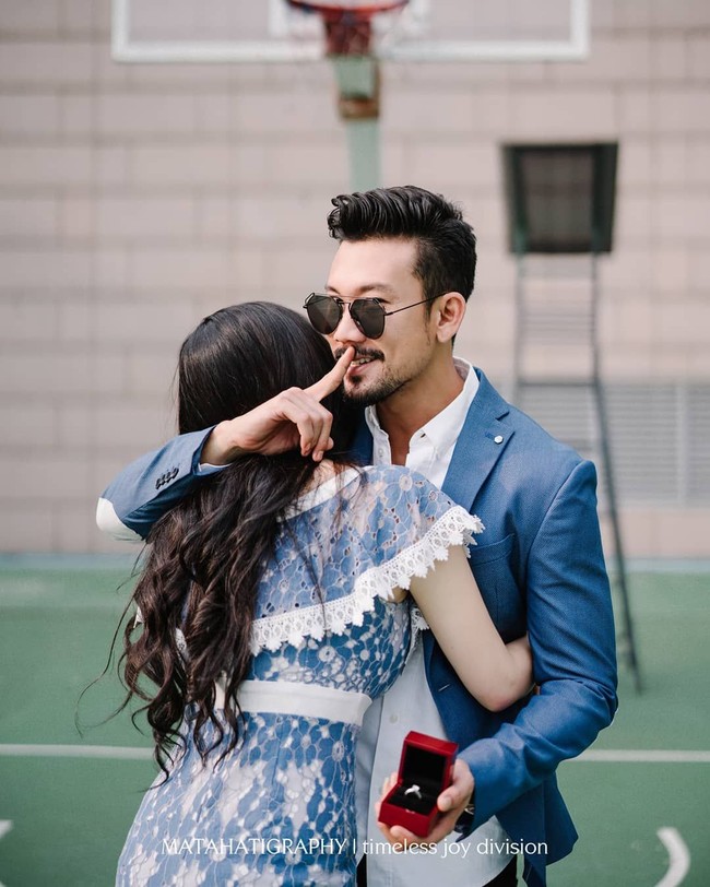 Dita Soedarjo dan Denny Sumargo menjalani sesi foto prewedding bersama tim matahatigraphy. Keduanya sepertinya memilih tema outdoor untuk prewedding mereka, sesuai dengan aktivitas favorit Denny. Foto: Instagram @matahatigraphy