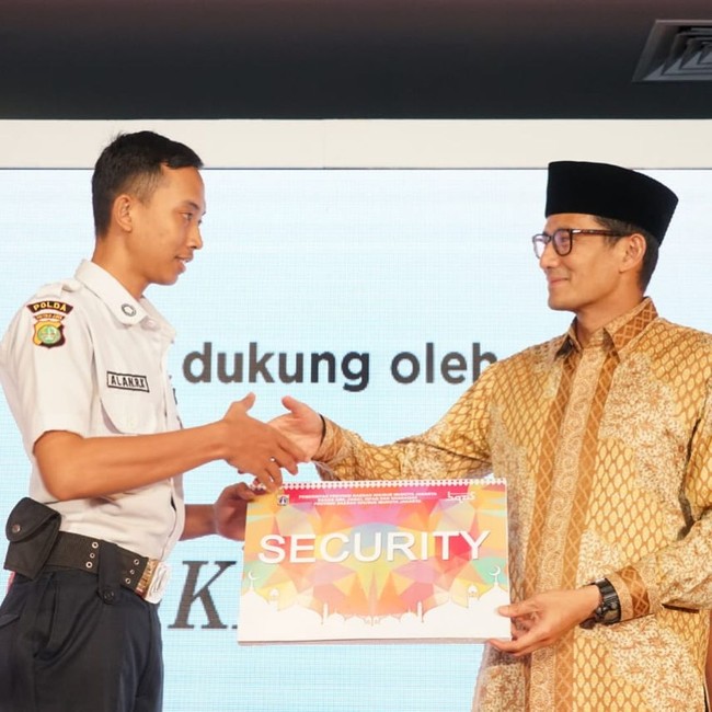 Begitu pula ketika berbatik, Sandiaga tetap memilih jam tangan favoritnya. (Foto: Instagram/@sandiuno)