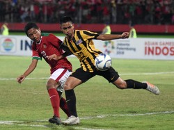 Indonesia terus menggempur pertahanan Malaysia dan tak memberikan kesempatan lawannya mengembangkan permainan. Alhasil, Malaysia pun lebih banyak bertahan di area permainan sendiri.