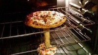 Ini bukan varian terbaru dari bentuk pizza, tapi ini jenis pizza yang meleleh hingga ke bawah ketika sedang dipanggang karena adonan yang terlalu tipis. Foto: Istimewa