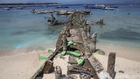 Dermaga juga rusak.