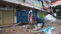 Reruntuhan bangunan masih berserakan.