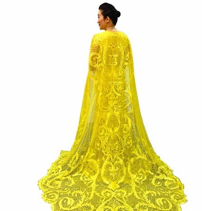 Kris Aquino juga sempat memamerkan foto penampilannya dalam film Crazy Rich Asians. Dalam layar lebar yang diangkat dari novel itu, Kris memakai gaun kuning yang bagian belakangnya dihiasi cape. Capenya tampak cantik dengan bordiran dan panjangnya menyapu lantai. Gaunnya tersebut merupakan karya desainer muda Filipina, Michael Leyva. Foto: Instagram