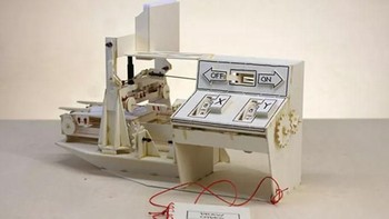 Seniman Jerman, Niklas Roy membuat mesin menggambar dari kardus. Mesin ini dikontrol menggunakan dua tombol, satu untuk membuat garis horizontal dan satu lagi untuk vertikal. (Foto: geek.com)