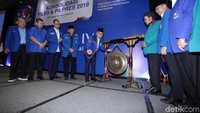 Zulkifli Hasan memukul gong tanda dimulainya Rakernas PAN.