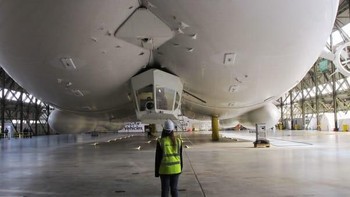 Airlander 10 panjangnya 92 meter, lebar 44 meter dan tingginya 26 meter. Foto: (Hybrid Air Vehicles/Desain Q/CNN Travel)
