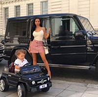 Natasha kini hidup di perumahan elit di Mayfair, London, bersama suaminya Antonio dan anak semata wayangnya, Rio. Rumahnya di London memiliki hingga lima kamar tidur. Foto: Instagram/@natashagrano