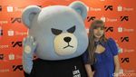 Terpikat Lisa BLACKPINK dengan Mini Dress Biru