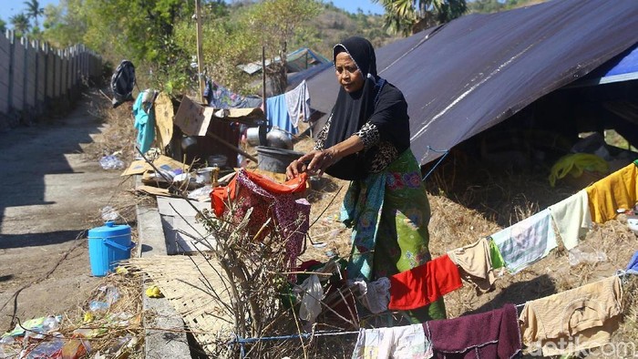 Sebagian warga yang mengungsi ke bukit karena takut tsunami (Foto: Grandyos Zafna) Sebagian warga yang mengungsi ke bukit karena takut tsunami (Foto: Grandyos Zafna)