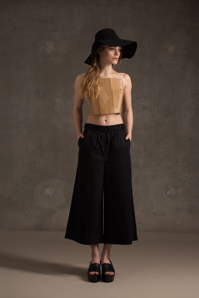 Kardus ia jadikan sebagai kemben yang dipadukan dengan celana kulot, wedges dan topi. Tampak simpel namun menarik perhatian. Foto: Dok. Marisa Lia