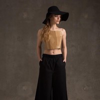 Kardus ia jadikan sebagai kemben yang dipadukan dengan celana kulot, wedges dan topi. Tampak simpel namun menarik perhatian. Foto: Dok. Marisa Lia