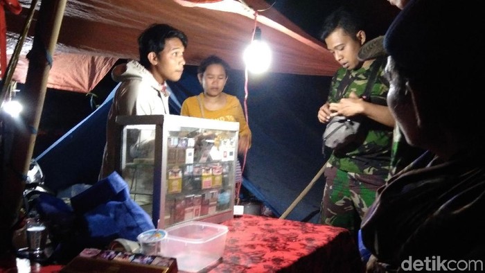 Pengungsi Gempa Lombok Buka Warung hingga Laundry di Tenda Darurat