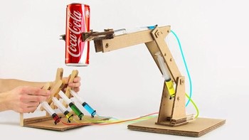 Siapa yang menyangka lengan robot ini terbuat dari kardus. Lengan ini dapat digerakkan menggunakan suntikan berisi cairan yang dapat mengatur tekanan untuk kemudian membuat lengan ini bergerak dan memegang obyek. (Foto: geek.com)