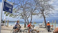 Dua orang wisatawan asing mengendarai sepeda di kawasan wisata Gili Trawangan, Desa Gili Indah, Kecamatan Pamenang, Tanjung, Lombok Utara, NTB, Rabu (8/8/2018). Antara Foto/Ahmad Subaidi.