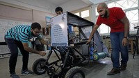 Sekelompok mahasiswa dari Universitas Helwan membuat sebuah proyek kendaraan ramah lingkungan dan hemat energi dengan mengandalkan oksigen yang terkompresi sebagai energi penggerak kendaraan tersebut. Mohamed Abd El Ghany/Reuters.