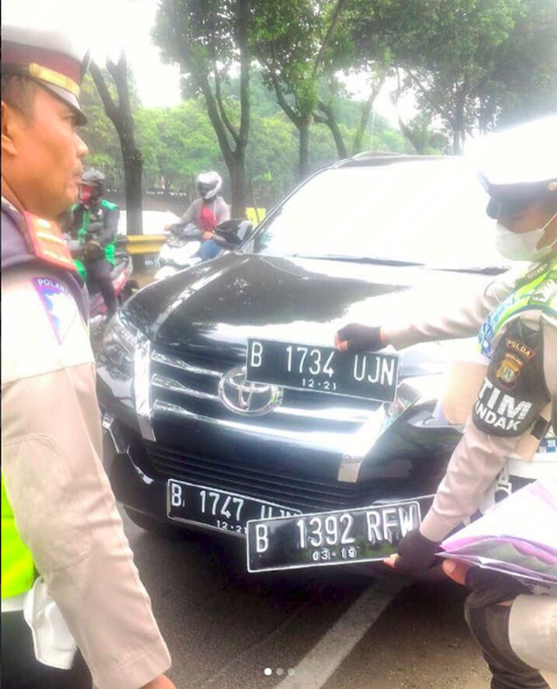 Fortuner dengan tiga pelat nomor. Foto: Screenshot Instagram TMC Polda Metro Fortuner dengan tiga pelat nomor. Foto: Screenshot Instagram TMC Polda Metro