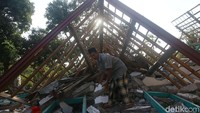 Ada pula warga yang mengumpulkan berbagai barang puing-puing bangunan yang masih dapat diselamatkan.