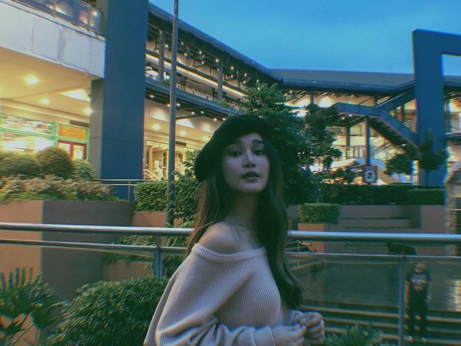 Model yang juga mantan cosplayer ini mampu memikat setiap mata yang memandangnya lewat busana stylish yang dikenakannya. Foto: Instagram @chiefilomeno