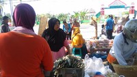 Aktivitas jual-beli terlihat di depan di Pasar Tanjung, Lombok Utara, pukul 10.00 Wita. Mereka mulai menggelar lapak di area parkir yang berada di pinggir jalan. (Foto: Ahmad Bil Wahid/detikcom)