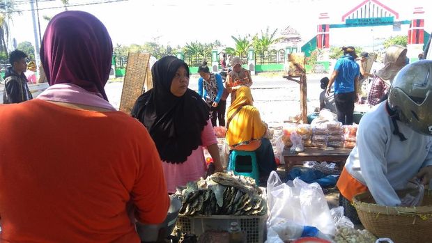 Aktivitas jual beli terlihat di depan di Pasar Tanjung, Lombok Utara.