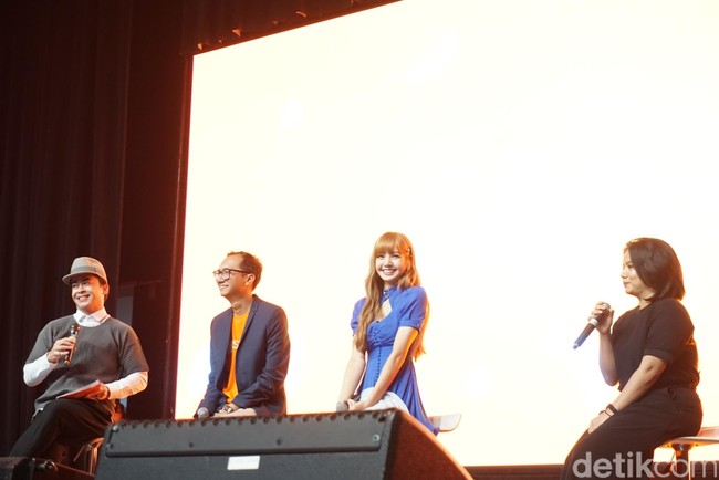 Lalisa Manoban atau yang lebih dikenal Lisa dari member girlband BLACKPINK berkunjung ke Jakarta untuk menyapa penggemarnya . Ditunggu oleh ribuan fans K-Pop, Lisa pun tampil memesona dengan mini dress berwarna biru.  Foto: Anggi Mayasari / Wolipop