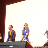 Lalisa Manoban atau yang lebih dikenal Lisa dari member girlband BLACKPINK berkunjung ke Jakarta untuk menyapa penggemarnya . Ditunggu oleh ribuan fans K-Pop, Lisa pun tampil memesona dengan mini dress berwarna biru.  Foto: Anggi Mayasari / Wolipop