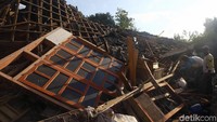 Sejumlah warga terlihat memeriksa kerusakan di rumah-rumah mereka di desa Bayan, Lombok Utara, Kamis (9/8/2018).