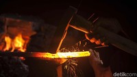 Ki Empu Sungkowo Harumbrojo nama Empu tersebut. Beliau adalah keturunan ke-17 Empu Supodriyo dari Kerajaan Majapahit abad XIV. Gelar empu yang dipakainya bukanlah gelar yang diturunkan dari ayahandanya, Empu Djeno Harumbrodjo, melainkan diperoleh dengan susah payah dari pengalamannya berkarya sebagai pembuat keris sejak lebih dari 30 tahun silam. Sebagai salah satu dari sedikit pembuat keris yang masih tersisa di Jogja, beliau masih tetap memegang teguh tradisi. Membuat keris lengkap dengan sesaji dan laku tirakat.