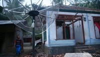 Warga desa Setangi Lombok Utara, NTB, mengecek kondisi tempat tinggal mereka yang hancur akibat gempa, Rabu (8/8/2018).