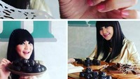 Wah kalau artis lain berlomba jualan cake kekinian, Ita memilih bisnis cokelat. Ini gayanya saat mempromosikan cokelat dagangannya. Foto: instagram @itadyahpurnamasari