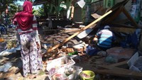 Meski begitu, masih ada beberapa pedagang yang mencoba menyelamatkan barang dagangan dari dalam kios. Barang dagangan yang tak rusak akan mereka jual kembali. (Foto: Ahmad Bil Wahid/detikcom)